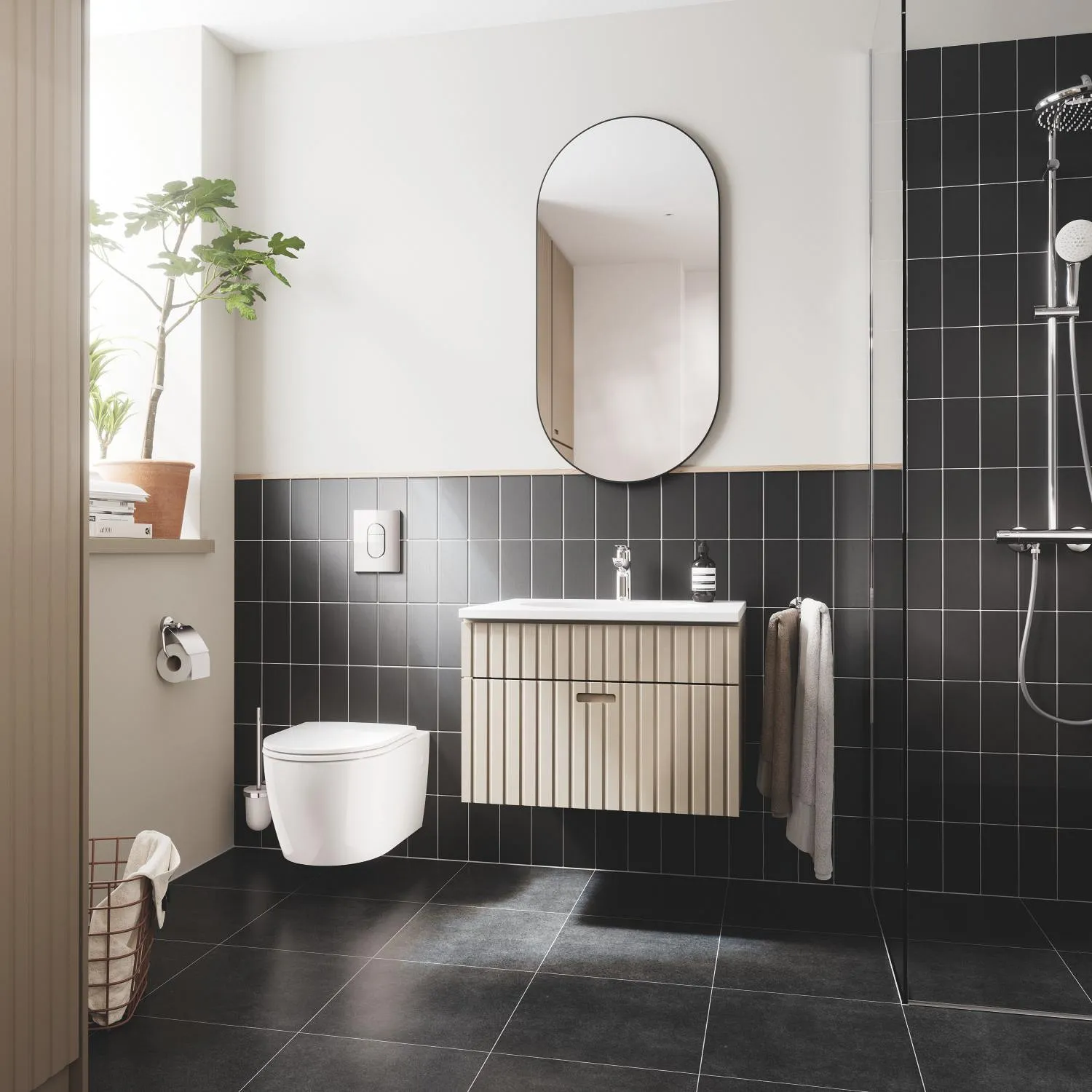 Set Grohe Solido: instalație încastrată, rezervor încastrat, placă de acționare, vas WC suspendat și capac WC cu închidere lentă Soft Close (102514SH00).